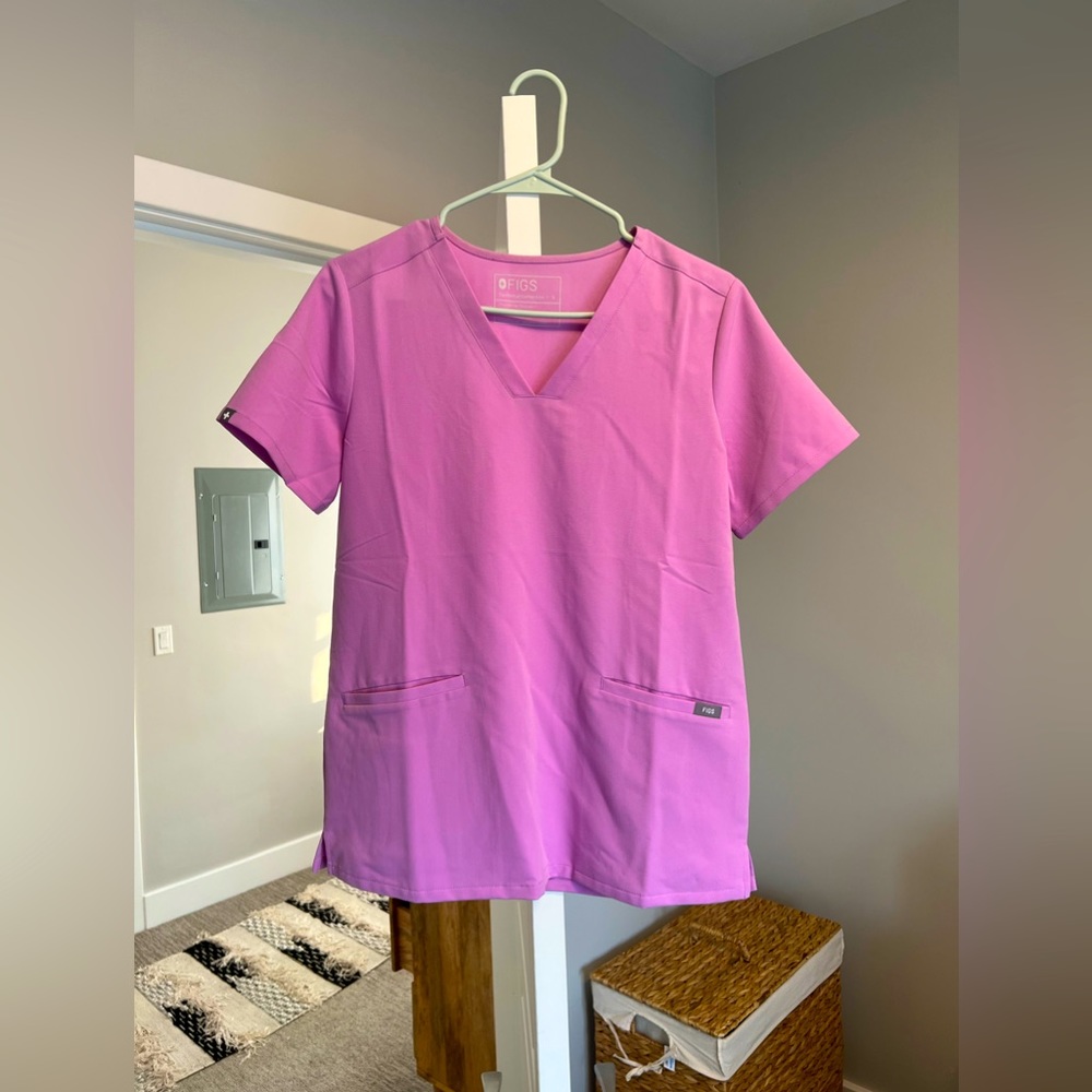 Women’s FIGS Catarina 3 pocket scrub top in Dusk. Size small gently worn